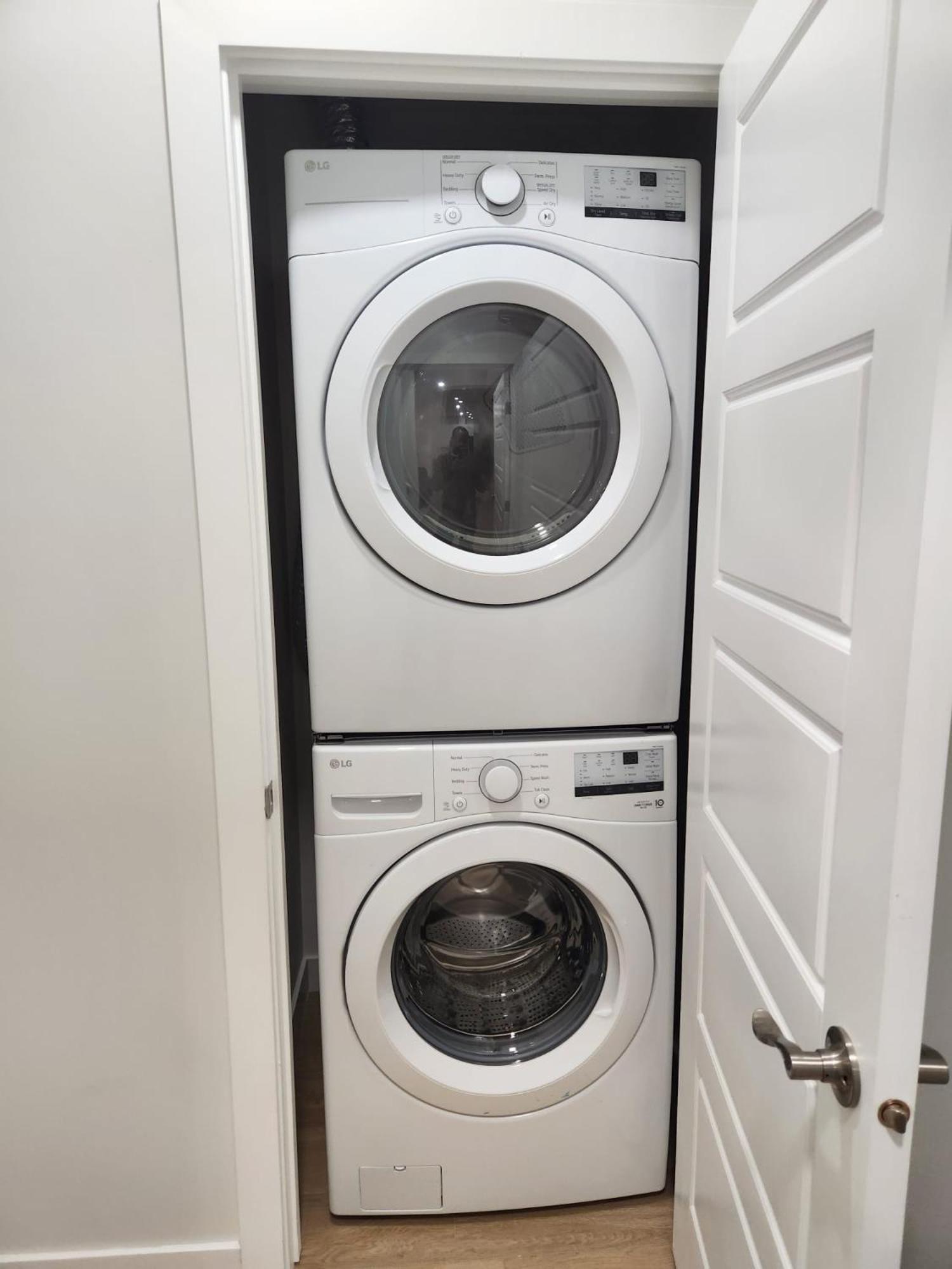 Brand New Deluxe 2 Bedroom Suite With Ac & Den YYC Eksteriør bilde