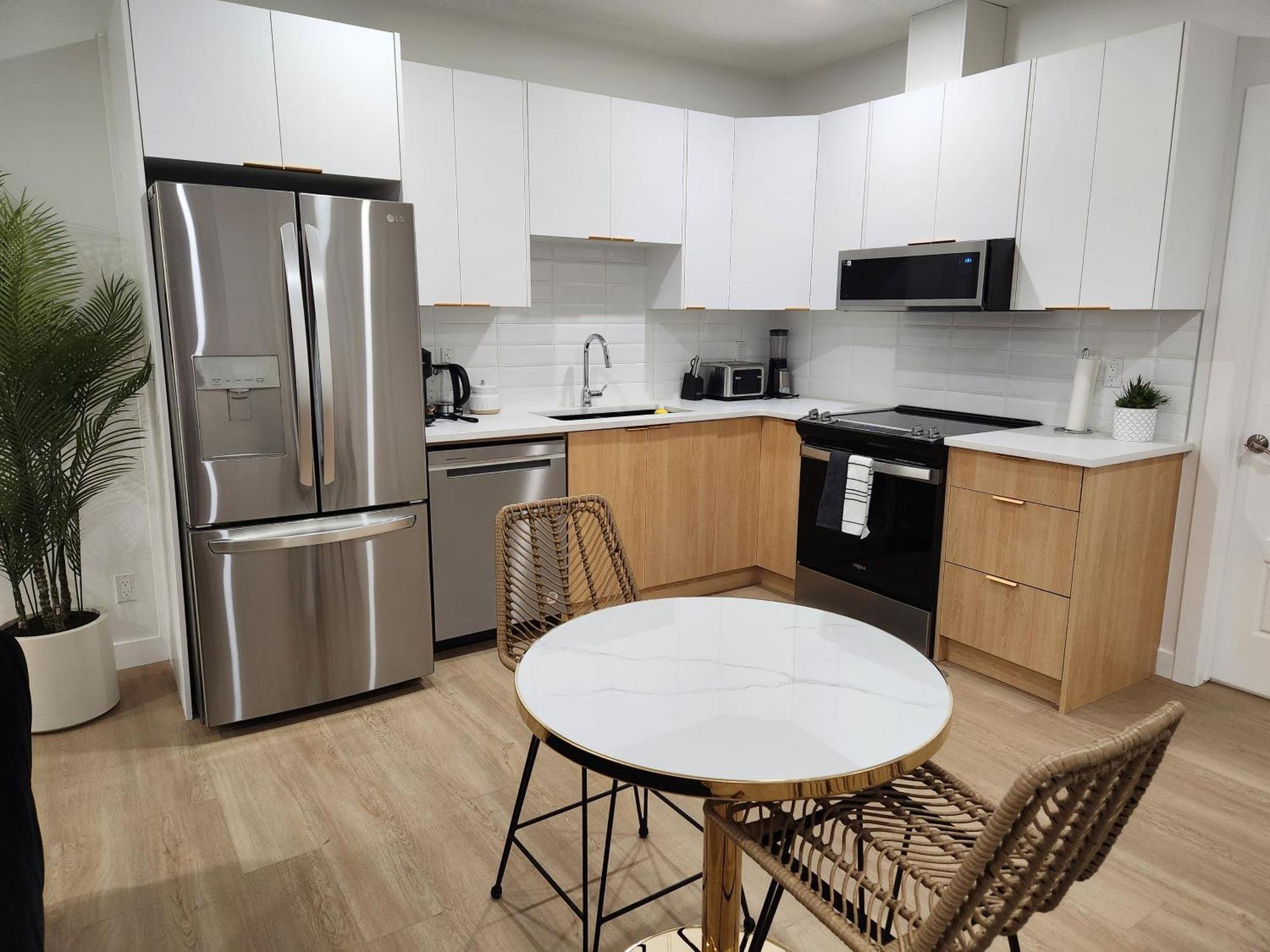 Brand New Deluxe 2 Bedroom Suite With Ac & Den YYC Eksteriør bilde