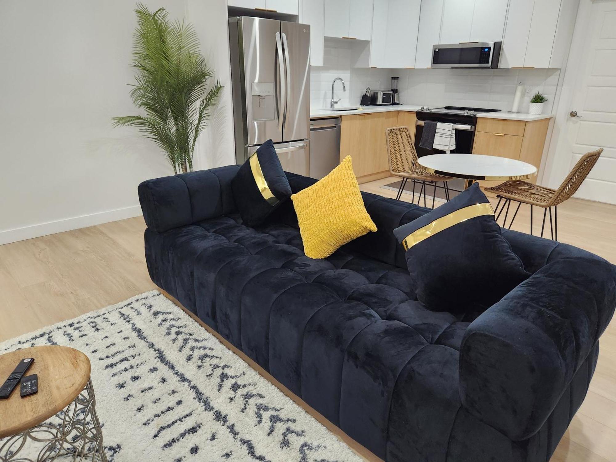 Brand New Deluxe 2 Bedroom Suite With Ac & Den YYC Eksteriør bilde