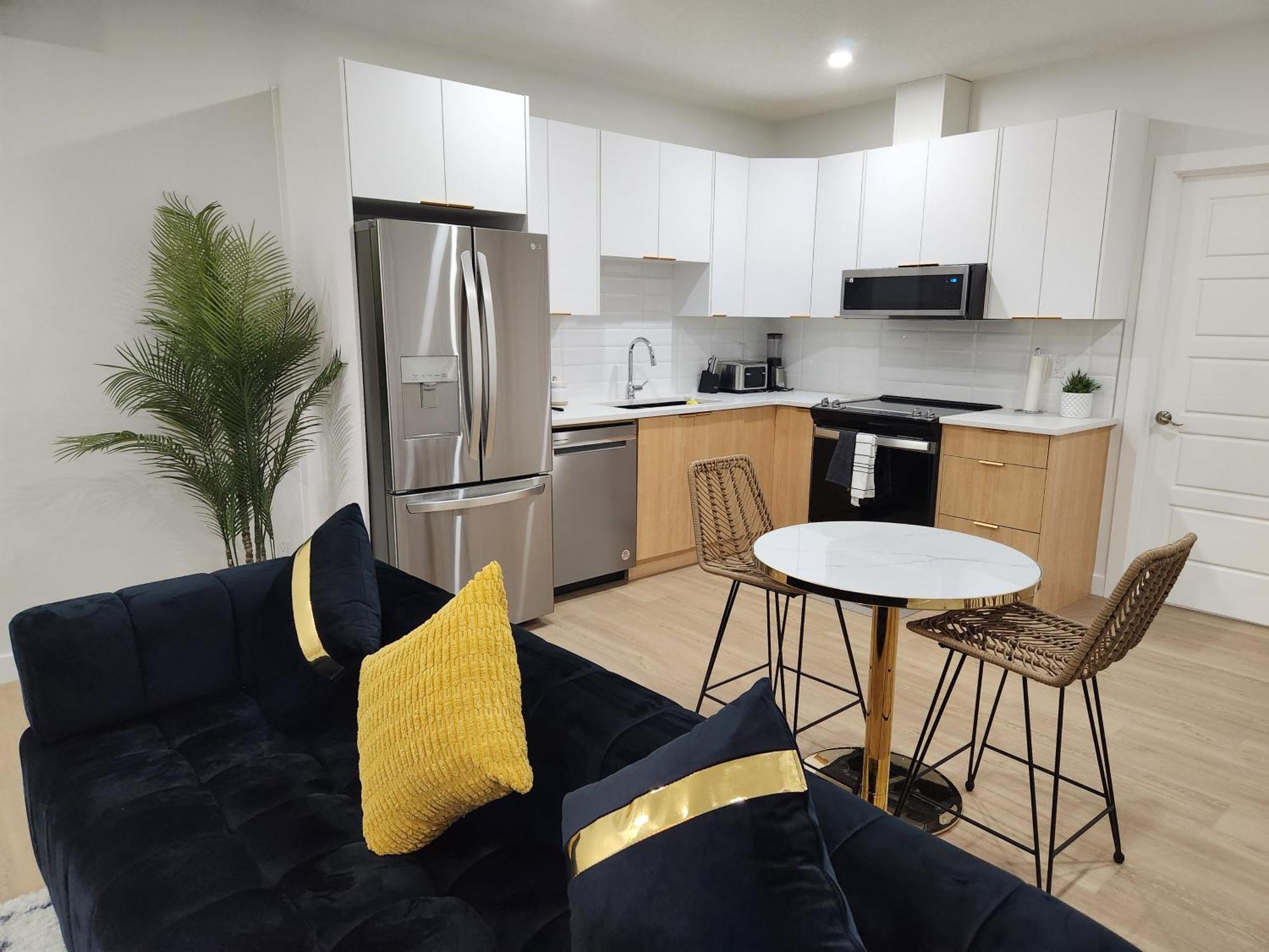 Brand New Deluxe 2 Bedroom Suite With Ac & Den YYC Eksteriør bilde